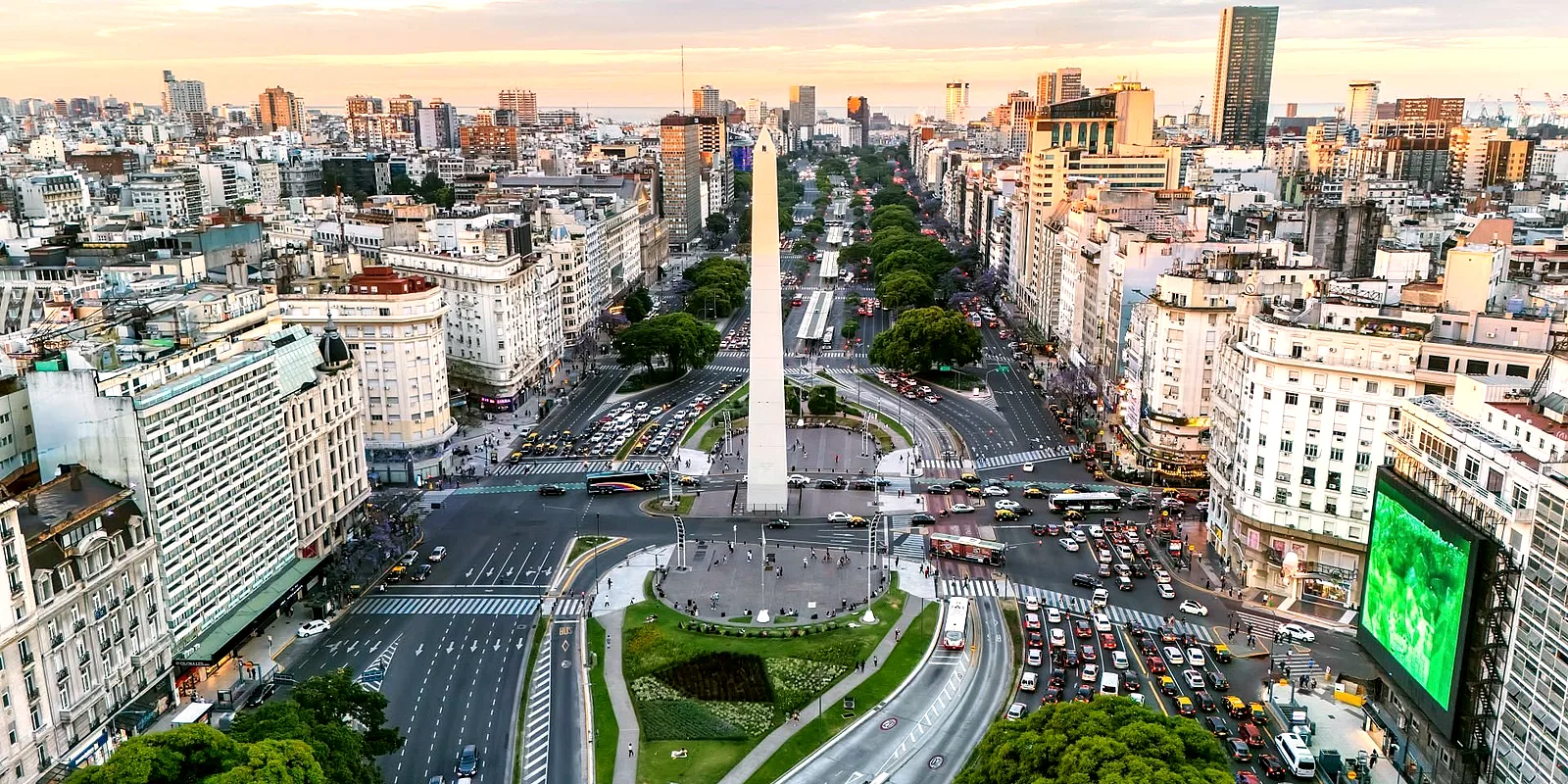 Buenos Aires desde el aire, con sus manzanas residenciales hacia el río