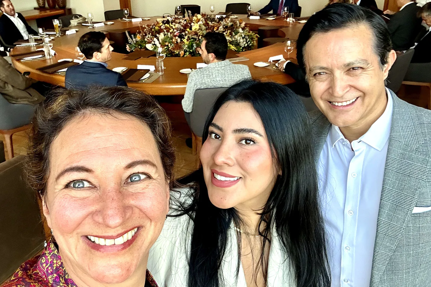 Janera Soerel y Alfredo Carvajal con otra miembro, fotografiados de cerca frente a la mesa redonda en la sesión inaugural de WRE Circle, Ciudad de México