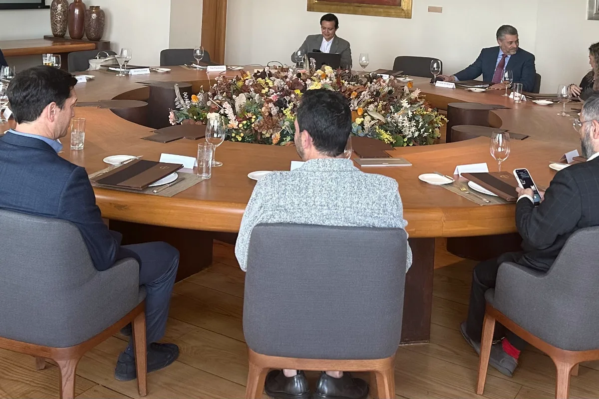 Guests in conversation at the dinner table during the inaugural session