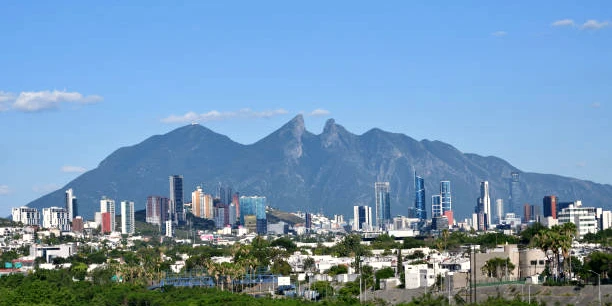 El skyline de Monterrey frente al Cerro de la Silla al atardecer